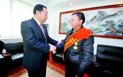 四川：结合主题活动 争当彭传忠式好干部