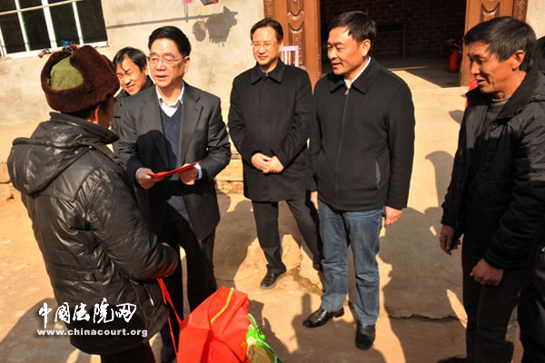 江西高院院长走访慰问困难群众和敬老院老人