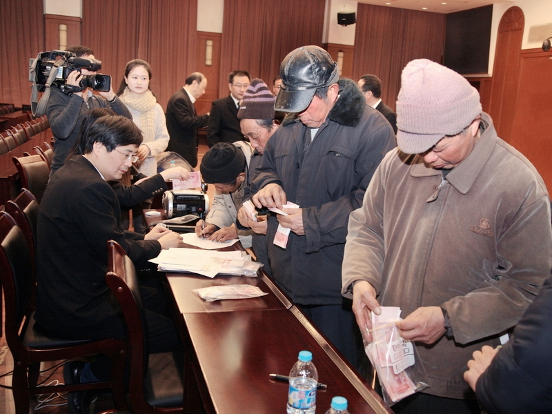 上海市高院党组书记崔亚东到黄浦区法院向农民工发放工程欠薪款