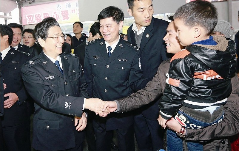 郭声琨：确保群众开开心心回家平平安安返程