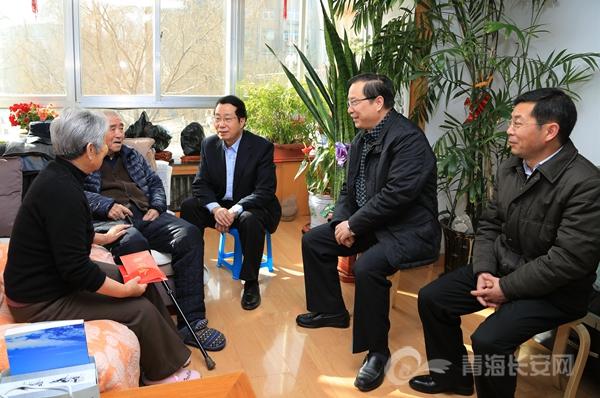 青海省委政法委书记走访慰问老干部贫困群众