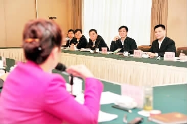 曹建明主持召开在陕部分代表委员座谈会