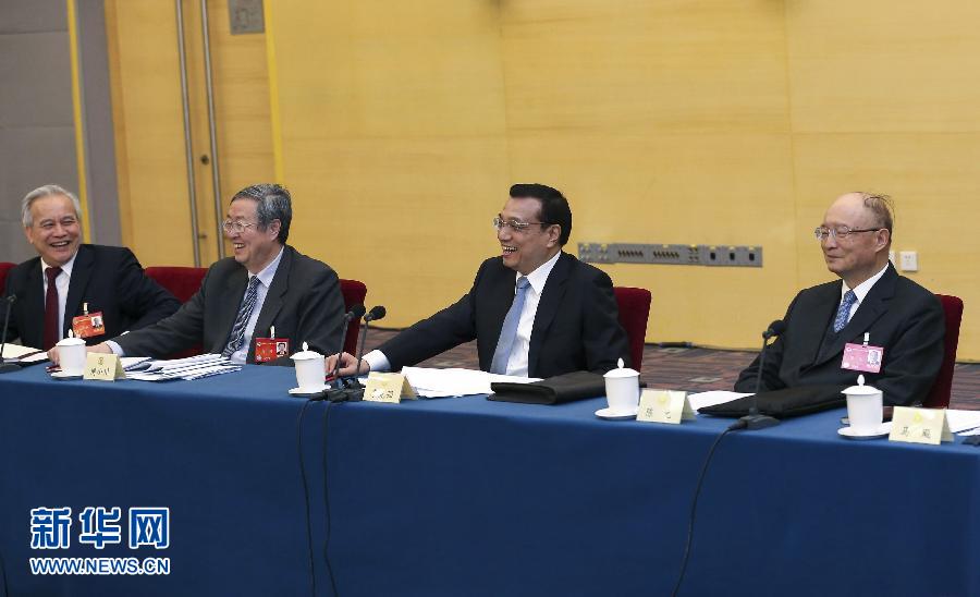（两会）李克强看望经济、农业界委员并参加讨论
