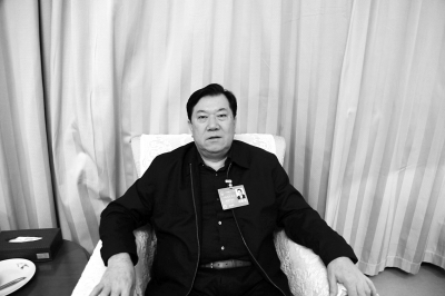 乃依木代表:完善反恐立法 重拳打击暴恐犯罪