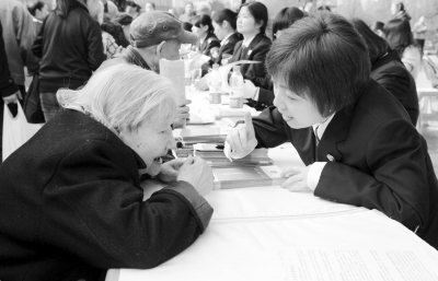 重庆五中院法官开展法律义务咨询活动