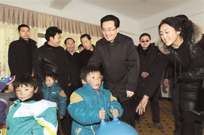 邓小刚：落实好各项惠民政策 保障各族人民安居乐业
