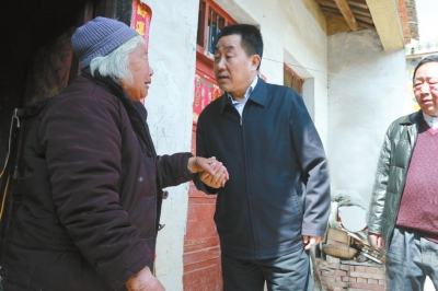 刘满仓到第二批教育实践活动联系点遂平县调研指导工作