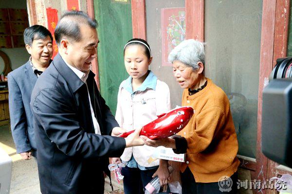 河南高院院长到荥阳看望“三留守”人员