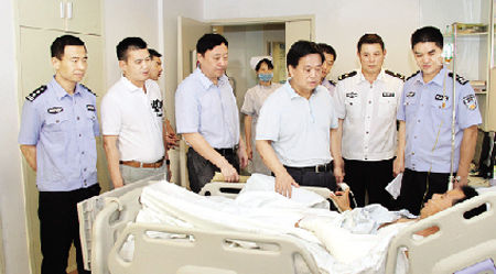 受省委常委、政法委书记毛超峰委托田湘利等看望慰问李观连时指出