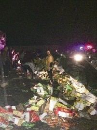 货车侧翻，武汉20多名民警冒雨守护七小时