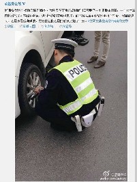 南京交警主动上前,20分钟换好备胎