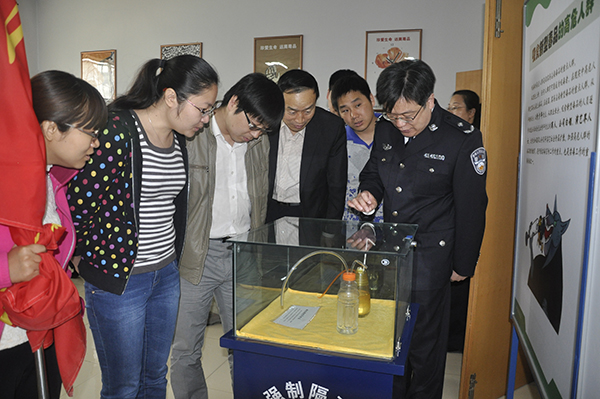 001参观毒品实物展示.jpg