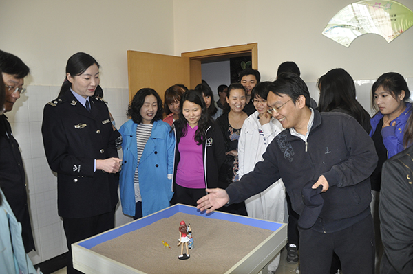 002在心理咨询中心进行沙盘演示.jpg
