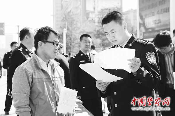 群众向民警咨询交通安全法律法规知识