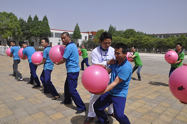 张勋华老师的弟子向戒毒人员传授太乙球练习要领.jpg
