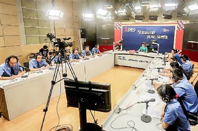 成都市检察院领导和部门负责人参加《成都面对面·政风行风热线》电台直播节目万军摄