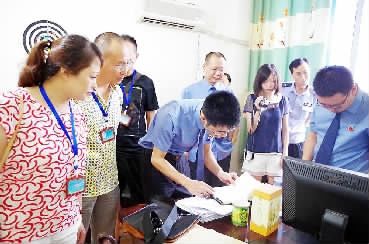 邛崃市检察院邀请人民监督员监督一起自侦案件搜查活动　吴倩摄