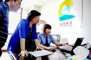 成都市青白江区人大常委会主任(右二)到检察院视察工作　封晋摄