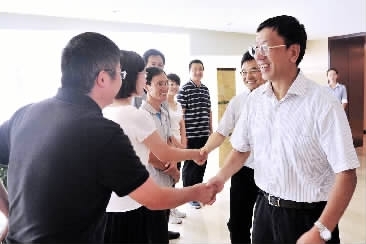 8月9日，最高人民检察院党组书记、检察长曹建明看望慰问在北戴河休假的最高检机关干部和家属，并和部分干部座谈。