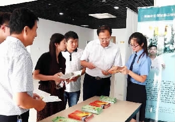 检察官在检察联络室向部分施工单位人员宣传法律知识。 