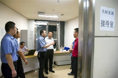 天津市滨海新区检察院和滨海新区塘沽检察院干警赶赴天津市泰达医院失联家属接待室，了解情况并安排25名干警安抚受伤人员及家属。