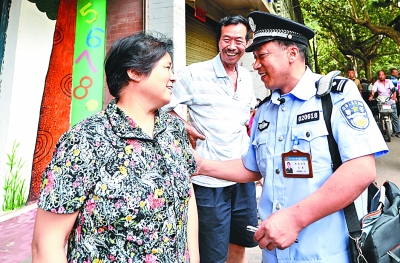 6月12日，汪勇在巡逻时和社区群众亲切交谈。新华社记者 李一博摄