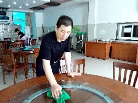 刘贵田在食堂
