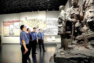 北京市丰台区检察院干警近日参观中国人民抗日战争纪念馆。