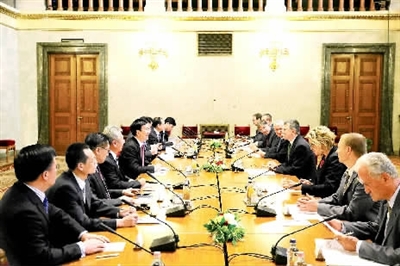 布达佩斯当地时间8月24日，匈牙利国会主席格维尔会见了中国首席大检察官、最高人民检察院检察长曹建明。