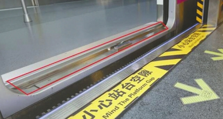 一颗珍珠逼停成都地铁车门被卡后续列车全线晚点