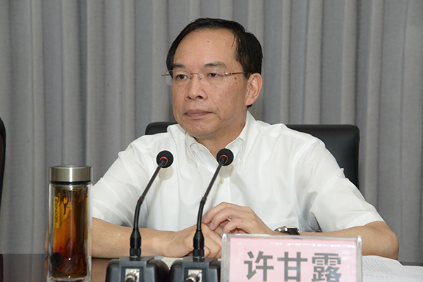 河南副省长、省公安厅厅长许甘露主持开班式