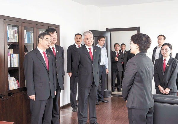 图为周强在大连海事法院向法官征求对司法改革的意见建议。海 法 摄