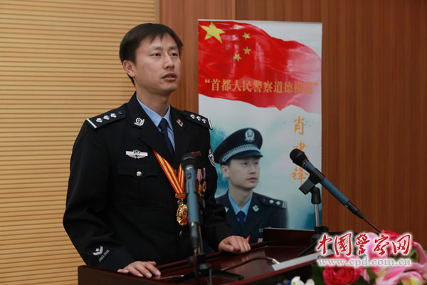 3月27日，肖建锋在事迹报告会上发言。