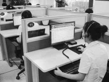 四川公安交警966669便民服务热线工作人员正受理业务
