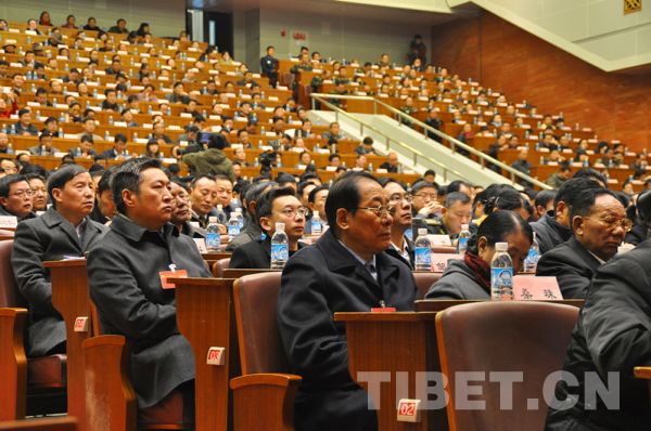 与会人员认真听取报告