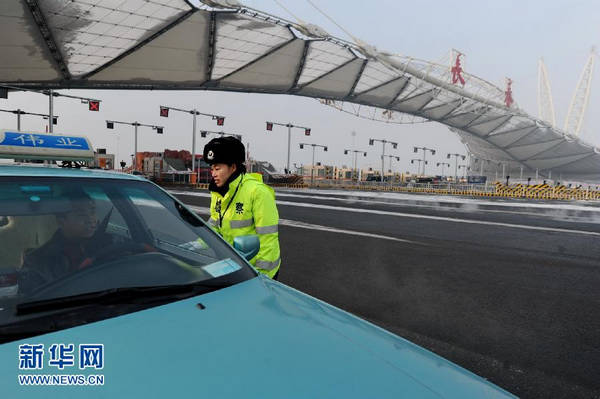 高速警花常鸿玲：警车当办公桌