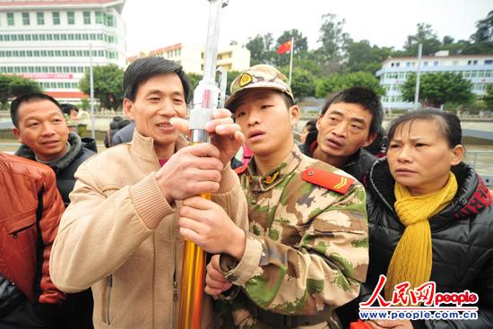 图为向群众展示海警装备