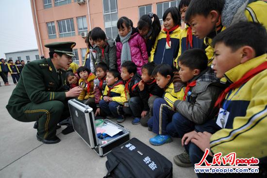 图为边防民警向学生们讲解警用勤务装备