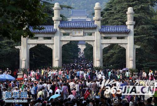十一黄金周人潮汹涌 凸显国人“假日渴求”