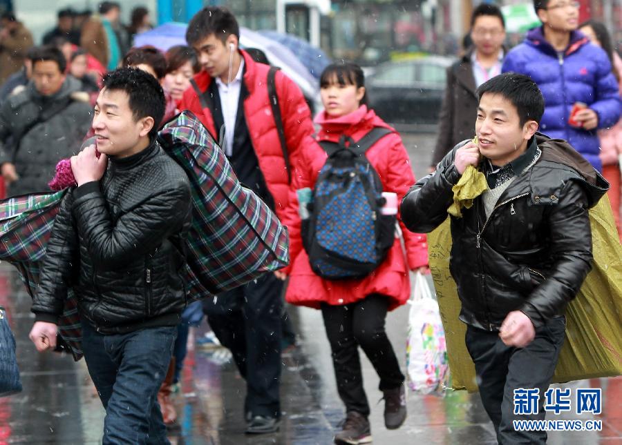 （关注春运）（4）铁路上海站在雨雪天中迎来春运客流最高峰