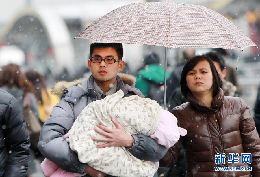 （关注春运）（2）铁路上海站在雨雪天中迎来春运客流最高峰