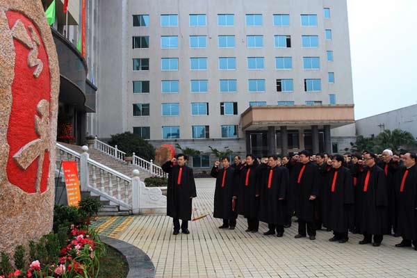 贺州中院节后上班第一天举行廉政宣誓活动