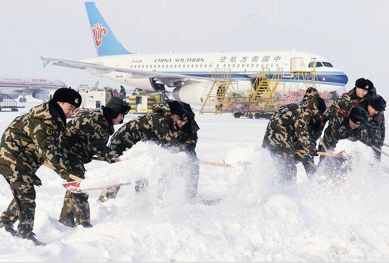 吉林：清除机场积雪确保航班正常起降