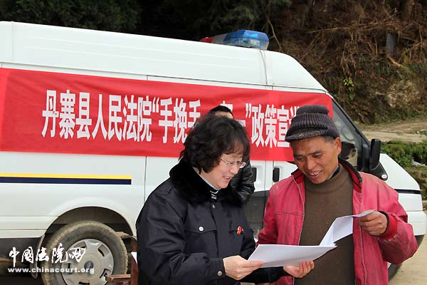 贵州丹寨法院送法下乡惠百姓