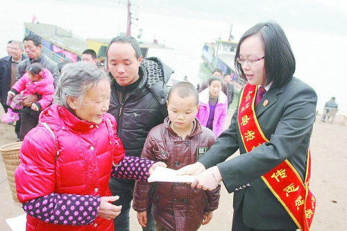 合江县法院送法小分队现场解答法律咨询 