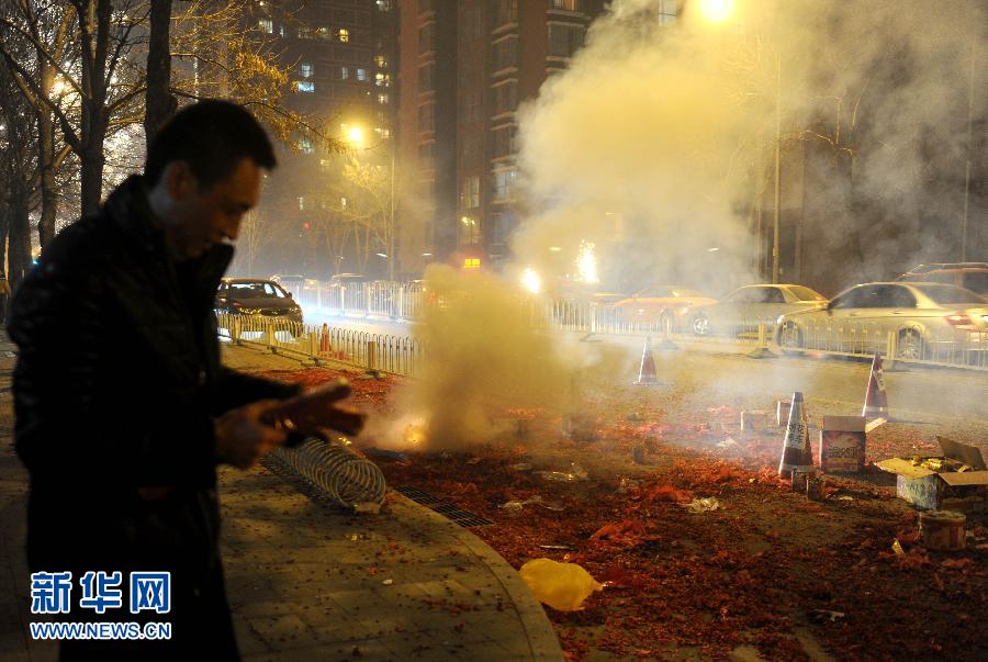 （生态·图文互动）（1）北京再发霾预警　元宵节鞭炮声仍不绝于耳