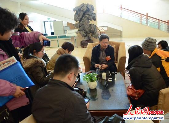 新任全国委员积极建言 人民网 郑婷婷 摄