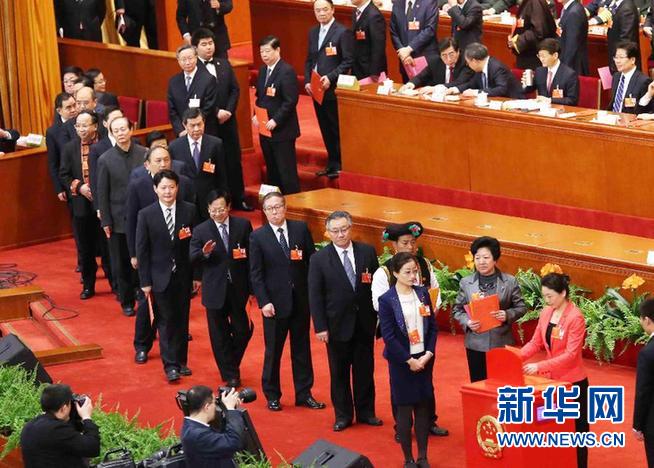 （两会）（31）十二届全国人大一次会议举行第四次全体会议