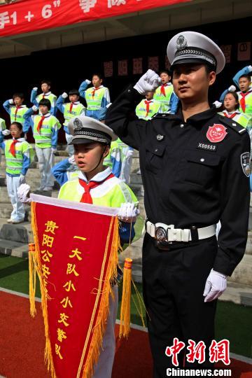 贵阳“小小交警”上路“贴单”交通安全成学生必修课