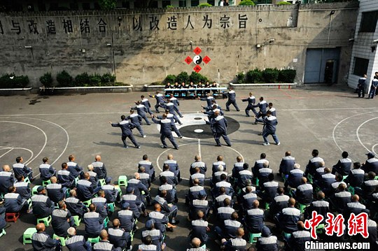 图为部分老年服刑人员集体进行太极拳示范表演。卢洋 摄